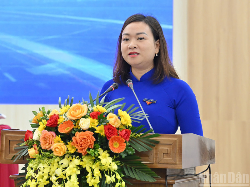 Tran Thi Ngoc Quynh, secretaria del Comité de la UJCHCM en los órganos centrales del Partido, interviene en el evento.
